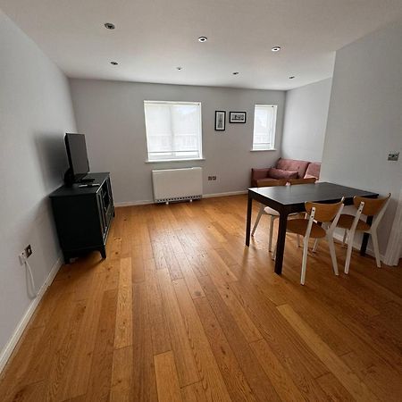 2-Bedroom Flat Walking Distance To Excel London - Perfect Location! Exterior photo
